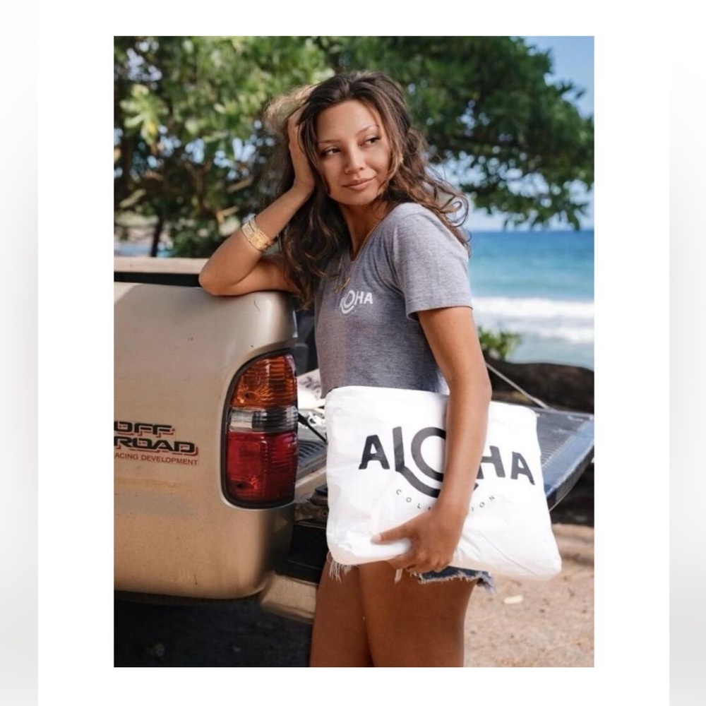 NWT Aloha Collection White Original Max Pouch - Picture 3 of 11